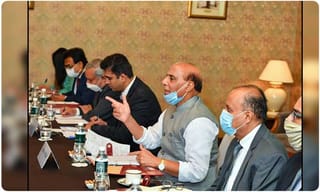 గర్భిణీ భార్య పరీక్ష కోసం.. 1200కి.మీలు స్కూటర్‌పై