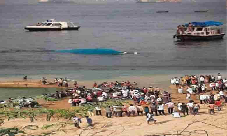 చంబల్ నదిలో పడవ బోల్తా.. 10 మంది అచూకీ గల్లంతు