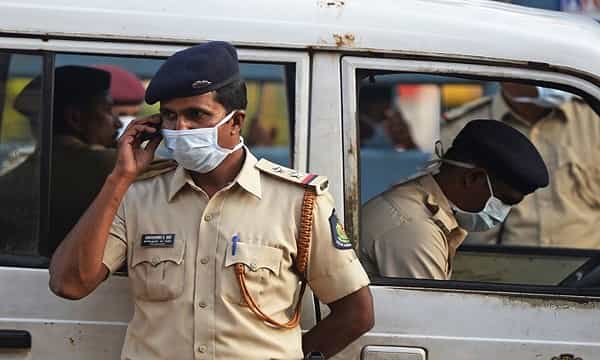 పోలీసులను వెంటాడుతున్న కరోనా రక్కసి