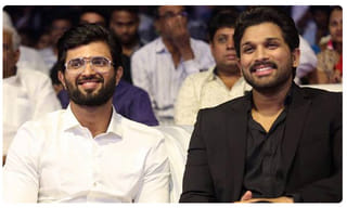 స్విమ్మింగ్ పూల్‌లో సారా.. పుస్తకం చదువుతూ ఇలా..