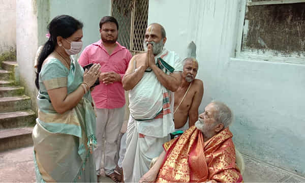 చిలుకూరు బాలాజీ ప్రధానార్చకుల ఆశీర్వాదం తీసుకున్న డీకే అరుణ