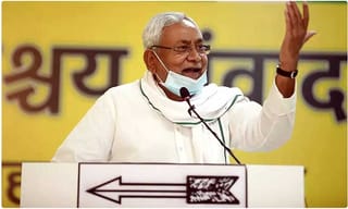 నిబంధనలు పాటించని కుమరన్‌ సిల్క్స్‌ మూసివేత!