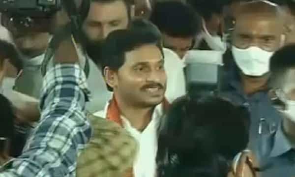 బెజవాడ దుర్గమ్మకు పట్టువస్త్రాలు సమర్పించిన సీఎం జగన్