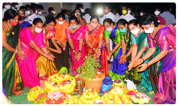 ఎంగిలిపూలతో మొదలైన బతుకమ్మ సంబరాలు