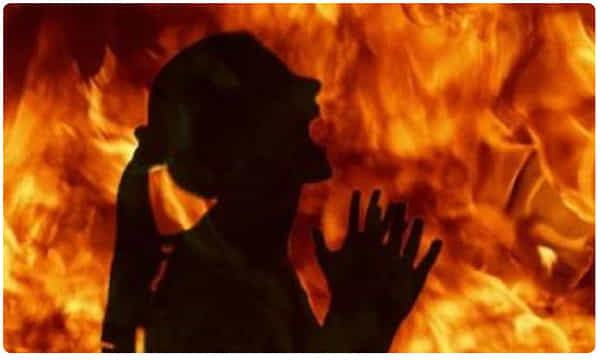 ప్రేమించలేదని కోపంతో.. పెట్రోల్ పోసి నిప్పంటించాడు..