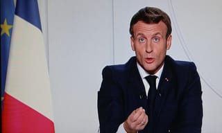 గుర్తుతెలియని మహిళను గొంతు కోసి చంపిన దుండగులు