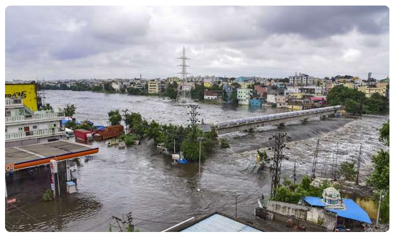 Hyderabad Floods :  నగరంలో  దెబ్బతిన్న 53 చెరువులు