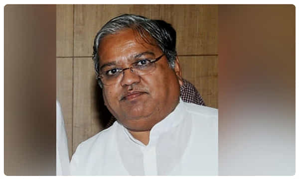 కర్నాటక డిప్యూటీ సీఎం కుమారునికి కరోనా, హైదరాబాద్ తరలింపు