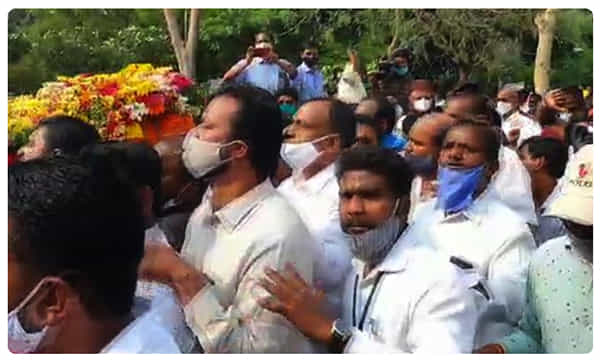 నాయిని అంత్యక్రియల్లో జేబు దొంగల చేతివాటం