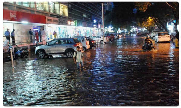 హైదరాబాద్లో దంచికొడుతున్న భారీ వర్షం