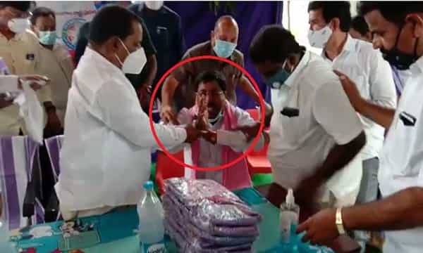 బతుకమ్మ చీరలు పంపిణీ కార్యక్రమంలో మాజీ ఎమ్మెల్యేకు అస్వస్థత