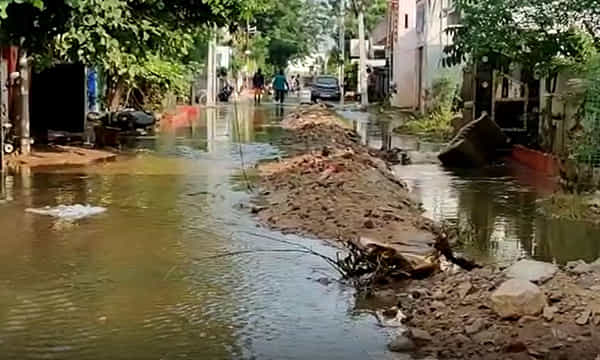 హైదరాబాద్లో ఇంకా వరదనీటిలో మగ్గుతోన్న పలు కాలనీలు