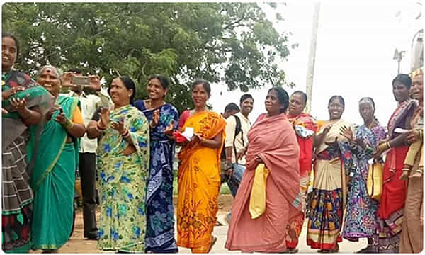 ఆ రాష్ట్ర సీఎం సంచలన నిర్ణయం.. నిరుపేదలకు రూ.10కే ధోతి, చీర.!