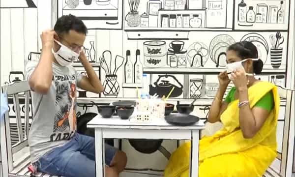 రెస్టారెంట్ కస్టమర్లకు ఉచితంగా జిప్ మాస్కులు