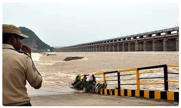 Alert : ప్రకాశం బ్యారేజ్ వద్ద మొదటి ప్రమాద హెచ్చరిక జారీ