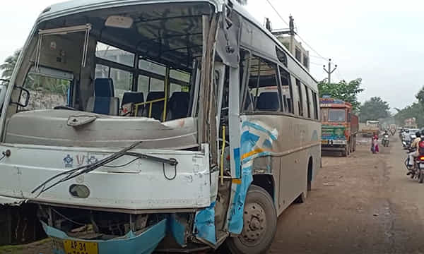 గాజువాక ఆటోనగర్ లో తృటిలో తప్పిన ఘోర ప్రమాదం