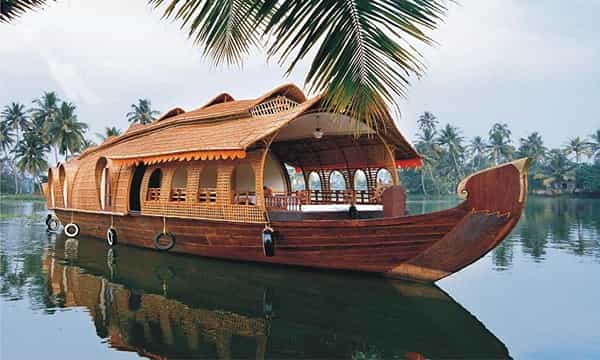 టూరిస్టుల కోసం వాటర్ ట్యాక్సీ..