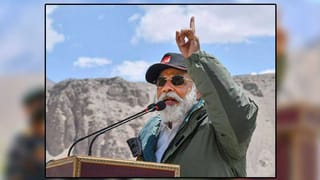 ద్రవరూపంలో బంగారం.. ప్రయాణికుడిని పట్టుకున్న ఎయిర్ పోర్టు అధికారులు