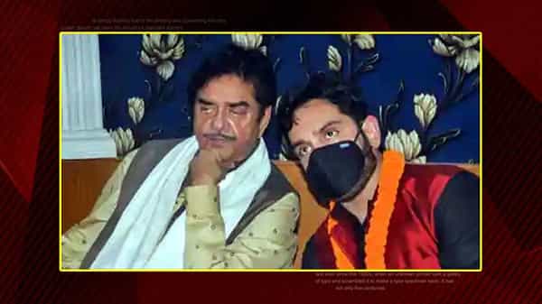 బీహార్ ఎన్నికలు, షాట్ గన్ కుమారుడు లవ్ సిన్హా వెనుకంజ