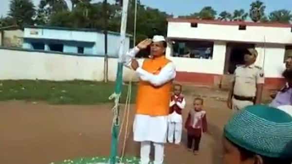 జాతీయగీతాలాపనలో తత్తరపాటు పడిన విద్యాశాఖ మంత్రి, ఓ ఆటాడేసుకుంటున్న నెటిజన్లు