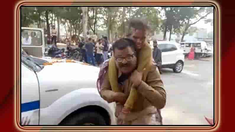 గాయపడిన మహిళను భుజాలపై మోస్తూ, మనసున్న  పోలీసన్న ! కదిలించే వీడియో
