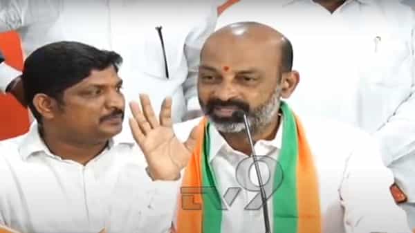 ఫోర్జరీ సంతకంతో రాజకీయం చేస్తున్నారు..టీఆర్ఎస్ కామెంట్స్ను తిప్పికొట్టిన బండి సంజయ్..