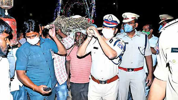 చనిపోయినా మరికొందరి జీవితాల్లో వెలుగులు, కానిస్టేబుల్ అంత్యక్రియల్లో పాల్గొన్న సీపీ సజ్జనార్