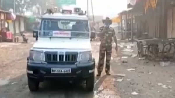 పోలీసు అధికారి స్టైల్గా ‘షోలే’ డైలాగ్ చెప్పాడు..లేని పోని చిక్కుల్లో పడ్డాడు