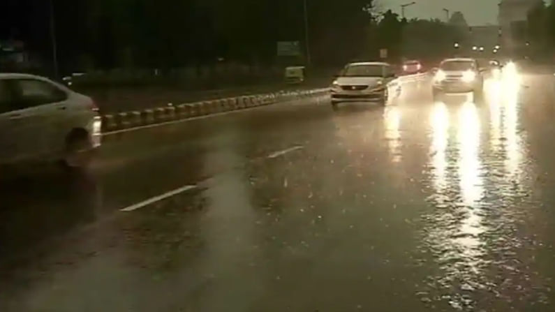 Delhi Receives Light Rain : ఢిల్లీలో చెదురుమదురు వర్షాలు, వాయు కాలుష్యానికి కొంతవరకు చెక్ ! వాతావరణ శాఖ అంచనా !