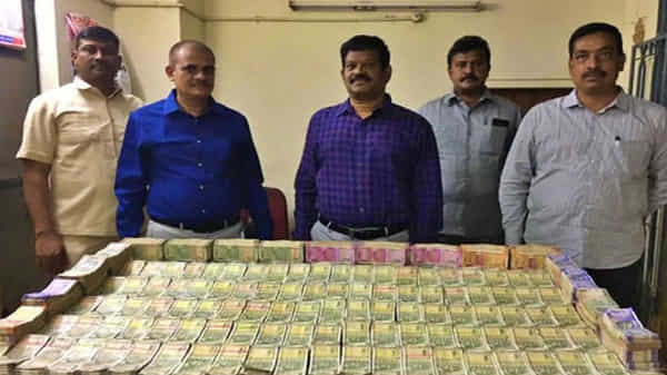 విజయవాడలో హవాలా రాకెట్ కలకలం, రూ.కోటి స్వాధీనం, వాట్సాప్ గ్రూప్ ద్వారా లావాదేవీలు