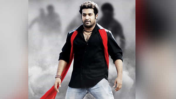 దక్షిణాది సినిమాల రిమేక్ల కోసం ఎగబడుతున్న బాలీవుడ్ నిర్మాతలు.. తాజాగా ఎన్టీఆర్ హీరోగా నటించిన ఊసరవెళ్లి కూడా..