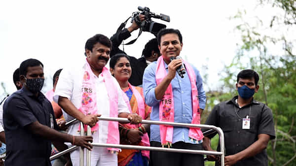 జీహెచ్ఎంసీ ఎన్నికల ప్రచారంలో ఆఖరి మజిలీ.. నగరంలోని పలు ప్రాంతాల్లో కేటీఆర్ రోడ్ షోలు