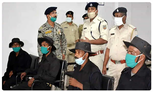 దంతెవాడలో 27 మంది నక్సల్స్ లొంగుబాటు