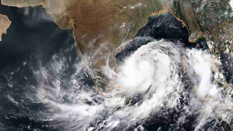 నివర్ అలెర్ట్ : పుదుచ్చేరికి 600 కి.మీ దూరంలో, ఉభయ తెలుగు రాష్ట్రాల్లో భారీ వర్షాలు కురిసే ఛాన్స్