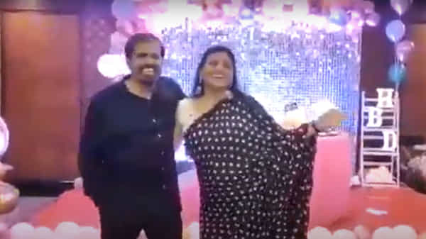 కాటుక కనులే పాటకు కాలు కదిపిన ఎమ్మెల్యే రోజా దంపతులు... భర్తతో కలిసి అదిరిపోయే స్టెప్పులు... వీడియో వైరల్...