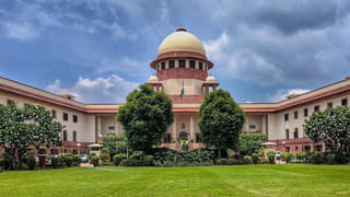 హై టెన్షన్ వైర్లను తాకిన పార్సిల్ లారీ, పక్కనుండి వెళ్తున్న బైక్ పై వైర్లు పడి ఇద్దరు వాహనదారులు సజీవదహనం