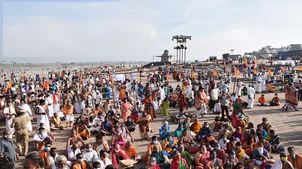 తుంగభద్ర పునీతమవుతోంది.. పుష్కర స్నానంతో భక్తులు పులకించిపోతున్నారు.. మంత్రాలయానికి పోటెత్తిన భక్తులు