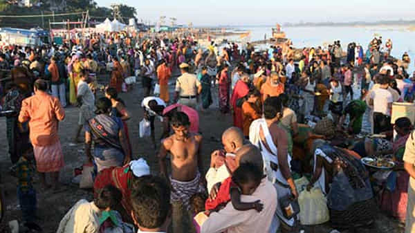 కొనసాగుతున్న తుంగభద్ర పుష్కరాలు, పలు చోట్ల కోవిడ్ నిబంధనలు పాటించని భక్తులు