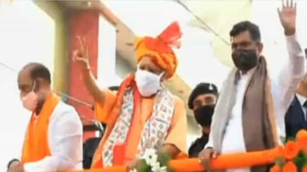 గ్రేటర్ లో ప్రచారానికి బీజేపీ అగ్రనేతలు.. నగరంలో యూపీ సీఎం యోగి ఆదిత్యనాథ్ రోడ్షో