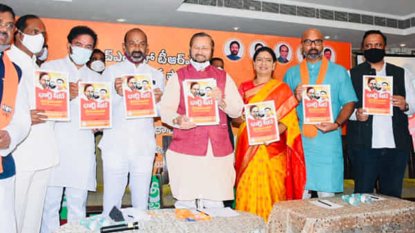 హైదరాబాద్ను అహ్మదాబాద్, సూరత్, ఇండోర్ లాంటి నగరాలుగా చేస్తాం, బల్దియాలో ఎగిరేది కాషాయ జెండానే: బీజేపీ బండి సంజయ్