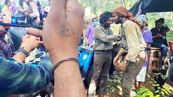 అడవుల్లో పుష్పరాజ్.. మాసిపోయిన షర్ట్, ఫ్యాంట్తో కేక పెట్టిస్తోన్న బన్నీ లుక్.. చూశారా..!