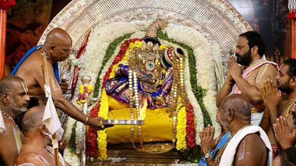 చంద్రప్రభ వాహనంపై.. ధనలక్ష్మిగా దర్శనమిచ్చిన పద్మావతి అమ్మవారు
