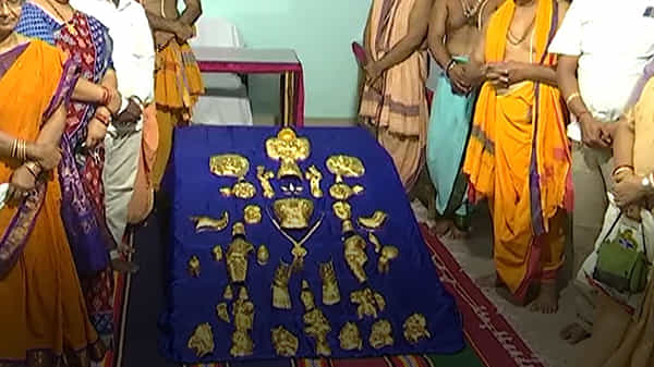 టీవీ9 ఎఫెక్ట్: స్వర్ణాభరణాలతో శ్రీ అరసవల్లి సూర్య భగవానుడి సాక్షాత్కారం, పరవశించిపోయిన భక్తజనం