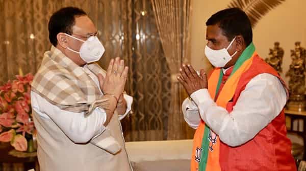 బీజేపీ తీర్థం పుచ్చుకున్న మాజీ మండలి చైర్మన్ స్వామిగౌడ్.. ఢిల్లీలో జేపీ నడ్డా సమక్షంలో చేరిక..