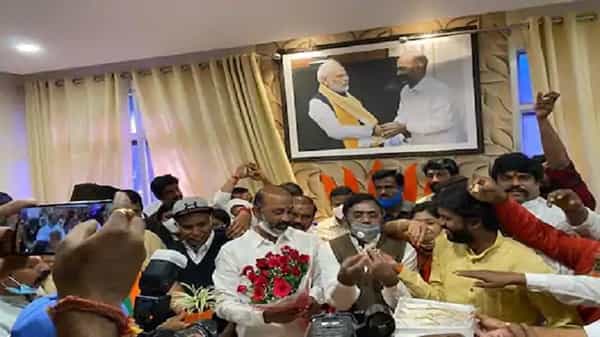 దుబ్బాక గెలుపుతో తెలుగు రాష్ట్రాల్లో బీజేపీ సంబురాలు