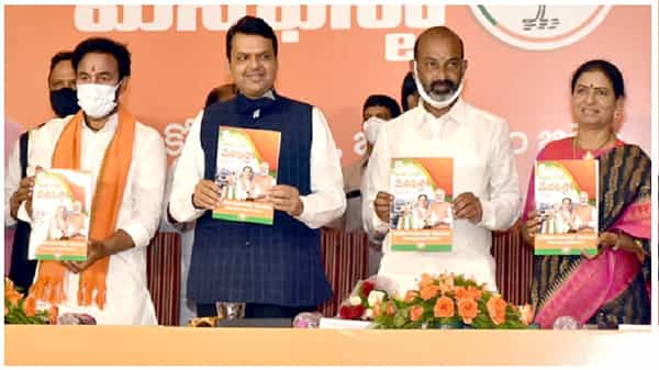 గ్రేటర్ ఎన్నికల బీజేపీ మేనిఫెస్టో విడుదల.. గ్రేటర్ లో అందరికీ ఉచితంగా కరోనా టీకా.. ప్రజల ఆకాంక్షలకు అనుగుణంగా మేనిఫెస్టోః ఫడ్నవిస్