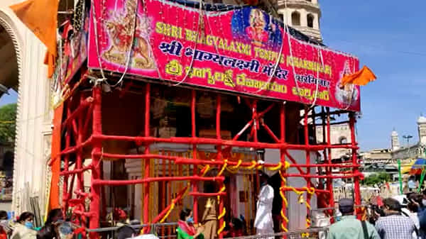 హైదరాబాద్ చార్మినార్ భాగ్యలక్షి సాక్షిగా ఆలయంలో తెలంగాణ బీజేపీ ప్రెసిడెంట్ బండి సంజయ్ మాట