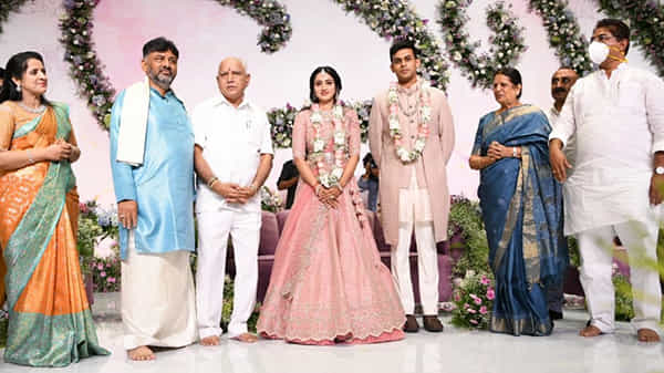 కేఫ్ కాఫీ డే వ్యవస్థాపకుడు, వీజీ సిద్ధార్థ కుమారుడు అమర్త్యతో కర్ణాటక పీసీసీ చీఫ్ డీకే శివకుమార్ కుమార్తె ఐశ్వర్య నిశ్చితార్థం
