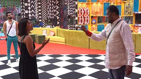 Bigg Boss 4: కెప్టెన్ అంటే హిట్లర్ డ్యూటీ కాదు.. అమ్మపై హారిక ఫైర్