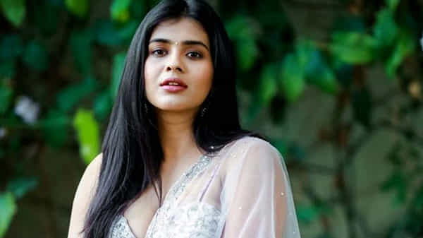 గ్రామీణ యువతి పాత్రలో ఒదిగిపోయిన కుమారి.. రాధగా హెబా పటేల్ లుక్ చూశారా..!